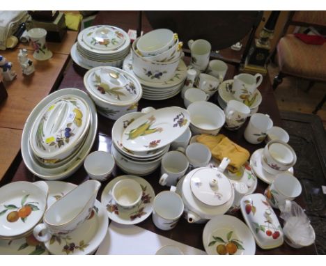 Various Royal Worcester Evesham pattern dinnerwares