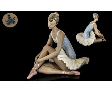 Lladro Huge &amp; Impressive Figure 'Intermission', model No. 2370, issued 1997.  Height 14" - 35.5 cm, width 16" - 40 cm, 1s