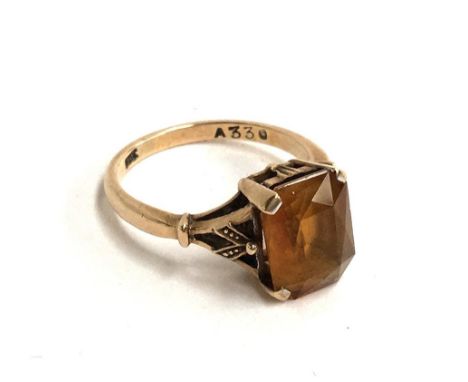9ct gold ring set witha retangular citrine , size M, gross weight 2.6g 