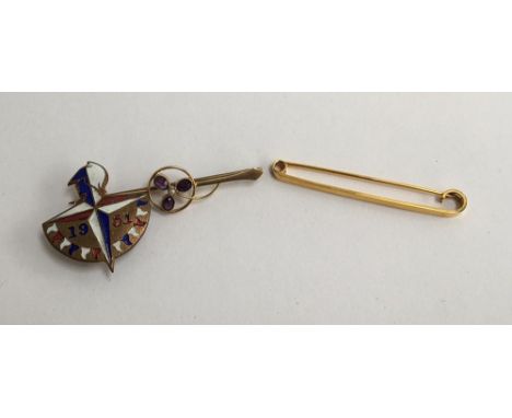 9ct gold bar brooch with seed pearl and amethyst clover decoration together with a further 9ct gold bar brooch, gross weight 