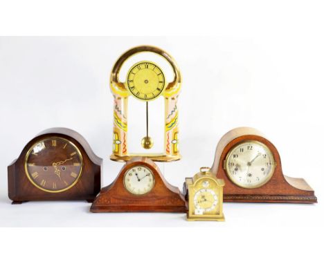 AN OAK MANTLE CLOCK WITH CHIMING MOVEMENT, 23CM H, CIRCA 1920 AND FOUR VARIOUS OTHER MANTLE CLOCKS