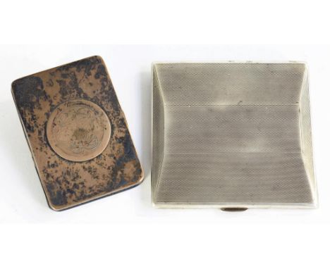 AN EDWARD VIII SILVER CIGARETTE CASE, ENGINE TURNED, 8CM W, LONDON 1936 AND A JAPANESE SILVER CIGARETTE CASE AND COVER, 4OZS 