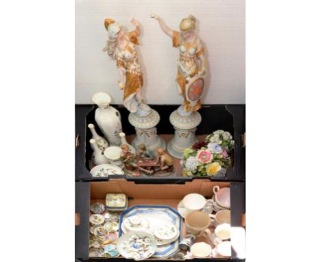 ORNAMENTAL AND OTHER CERAMICS, TO INCLUDE ROYAL DOULTON CHINA FLOWER GROUP, A PAIR OF WEDGWOOD 'WILD STRAWBERRY' VASES AND TR
