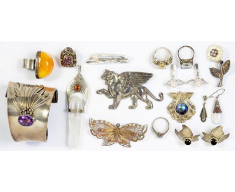 MISCELLANEOUS CONTEMPORARY AND VINTAGE SILVER AND COSTUME JEWELLERY, INCLUDING A CUFF BRACELET SET WITH AN AMETHYST AND A LAR