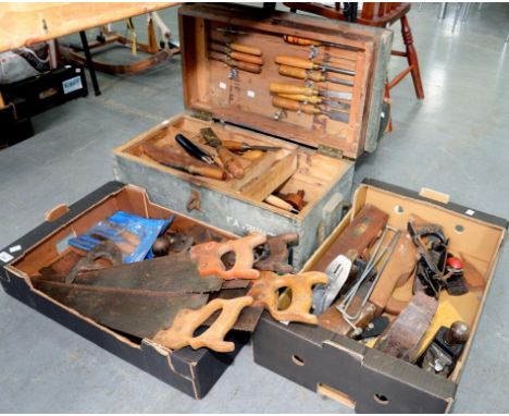 A WOODEN TOOL BOX AND QUANTITY OF TOOLS, INCLUDING CHISELS, HAND SAWS, PLANES, ETC
