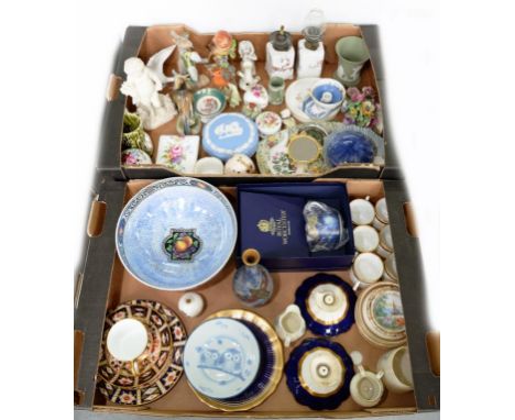 A QUANTITY OF ORNAMENTAL CERAMICS TO INCLUDE A ROYAL CROWN DERBY IMARI PATTERN TRIO, PRINTED MARK, A MALING LUSTRE BOWL, WEDG