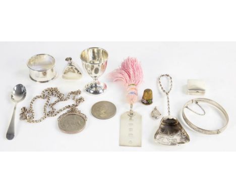 AN ELIZABETH II SILVER KEY FOB, BIRMINGHAM 2000, A DECORATIVE DUTCH SILVER CADDY SPOON EMBOSSED WITH A WINDMILL, A SILVER EGG