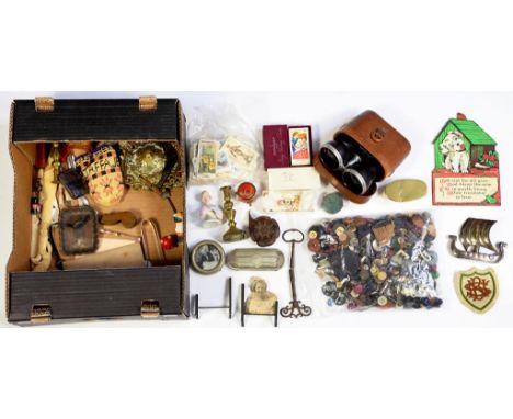 MISCELLANEOUS METALWORK AND BYGONES, TO INCLUDE A VICTORIAN BRASS SNUFF BOX (TOP DETACHED), VICTORIAN BRASS INKWELL, A PAIR O