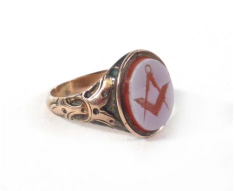 A 9ct yellow gold signet ring set hardstone seal engraved with a Masonic set square and compass,ring size P 1/2,3.5 gms