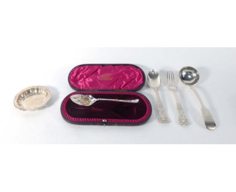 A miniature silver dish/pin tray, maker HP, London 1959, d. 9 cm, together with a fiddle pattern sauce ladle, a Victorian Kin