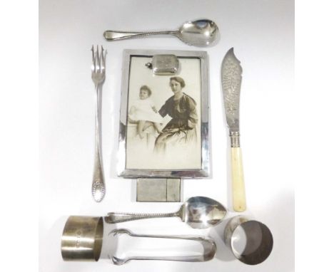 An Edwardian silver mounted photograph frame of rectangular form, Chester 1910, aperture measures 13.5 x 8.5 cm, together wit