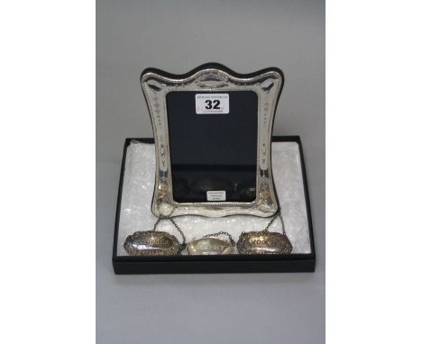 A MODERN SILVER PHOTOGRAPH FRAME IN THE EDWARDIAN STYLE, inner measurements 13.5cm x 8.5cm, wooden easel back, maker RH, Birm