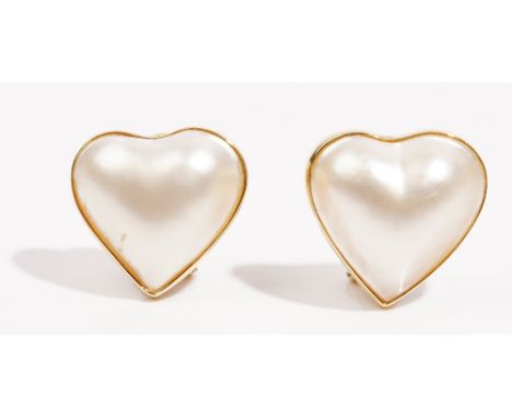 A pair of mabé cultured pearl earclipsOf heart shaped design, in a precious yellow metalmounts, detailed 585 14.K.