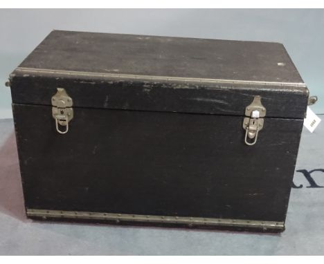 An early 20th century canvas bound car trunk, 86cm wide x 52cm high. 