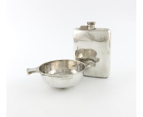 A silver hip flask, by Mappin and Webb, Birmingham 1929, rounded rectangular form, bayonet fitting hinged cover, length 15.3c