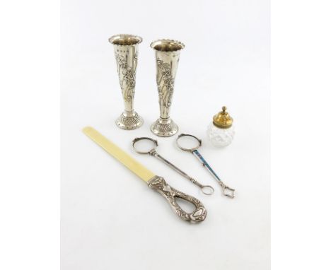 λ A mixed lot of silver items, comprising: a pair of late-Victorian vases, by Carrington & Co, Birmingham 1892, tapering circ