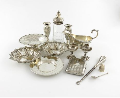 A mixed lot of silver items, comprising: a pair of Victorian salt cellars and spoons, by Cartwright & Woodward, Birmingham 18