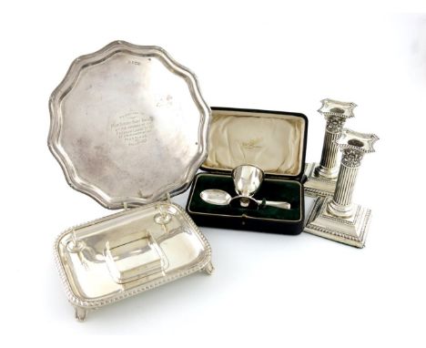 A mixed lot of silver items, comprising: a salver of circular form, inscribed, Sheffield 1921, circular form, ribbon and reed