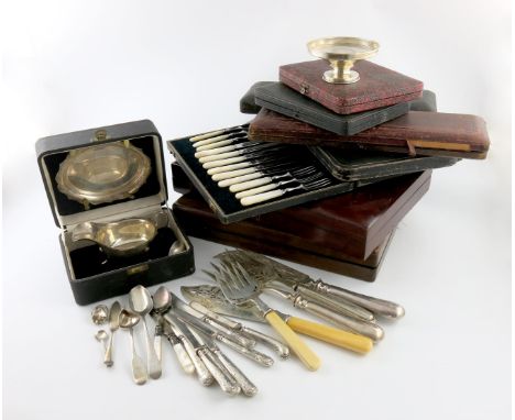 A mixed lot, comprising silver items: a cased sauce boat, stand and ladle, by Viner's Ltd, Sheffield 1939, a pair of fish ser