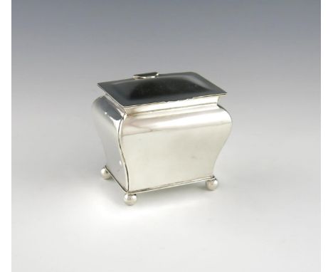 An Edwardian silver tea caddy, by Martin, Hall and Company, Sheffield 1905, rectangular bombé form, plain hinged cover, on fo
