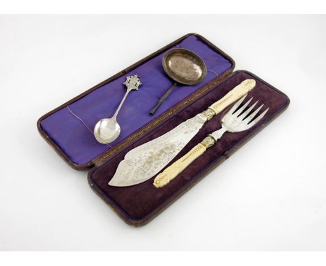 λ A mixed lot, comprising silver items: a Worshipful Company of Joiners and Ceilers spoon, by Elkington and Co, Birmingham 19