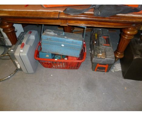 A GARDEN VAC ELECTRIC LEAF BLOWER, SUNDRY TOOLS AND TOOL BOXES 