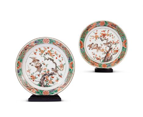 A PAIR OF CHINESE FAMILLE VERTE PLATES  QING DYNASTY, KANGXI PERIOD (1662-1722)  Each painted with three magpies in flight an