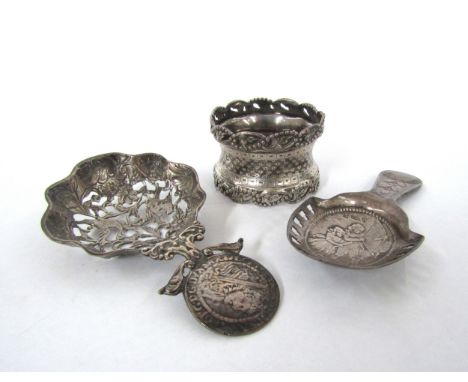 A Berthold Muller silver caddy spoon, the bowl decorated with Archer, with import marks dating to 1910, 10.5cm long, 18g, met