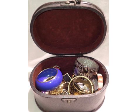 Lidded leather box containing costume jewellery, box 12 x 24 x 18 cm. P&amp;P Group 2 (£18+VAT for the first lot and £3+VAT f