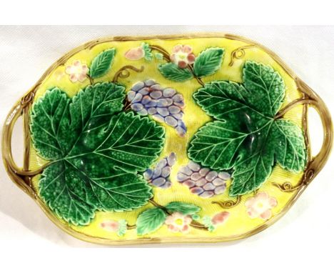 Wedgwood Etruria majolica dish, L: 24 cm, mild crazing otherwise no cracks, chips or visible restoration. P&amp;P Group 2 (£1