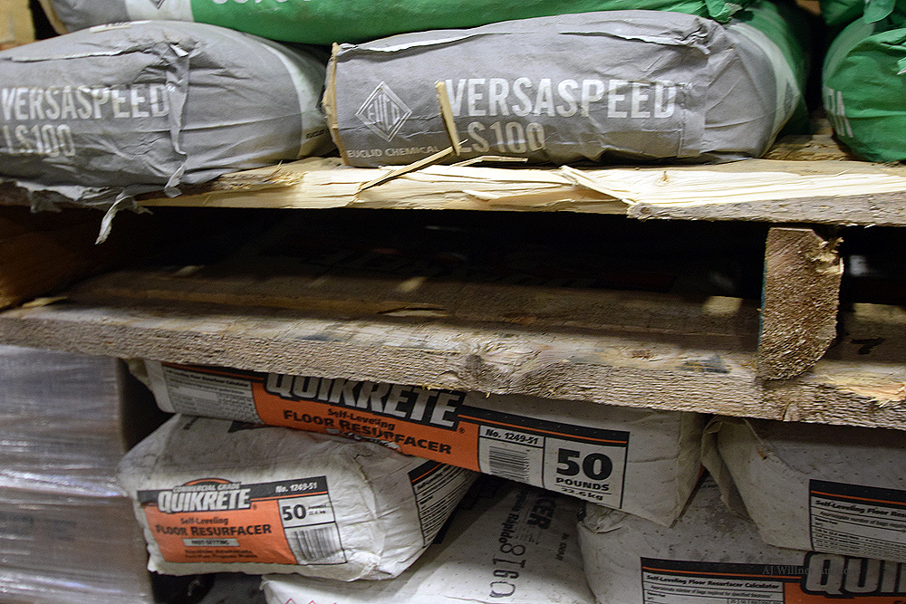 4 Pallet Of Quikrete, Diamond Veneer Finish & Lehigh Cement