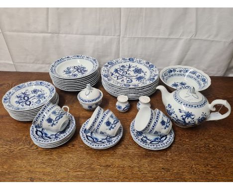 Kahla Onion pattern tea and dinner service comprising 8 dinner plates, 8 soup bowls, 8 side plates, 8 saucers, 6 cups, sugar 