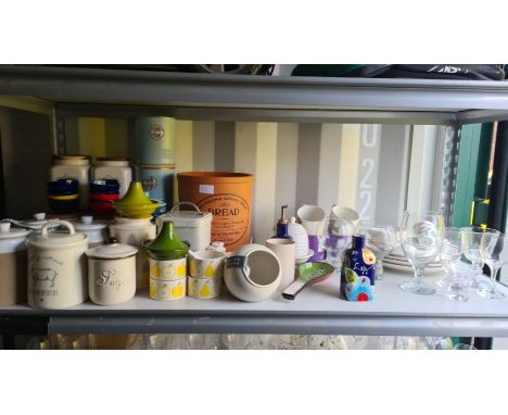 Mixed lot of general new and unused kitchen wares to include plate rack, chrome utensil holders, cookie cutters, bottle therm