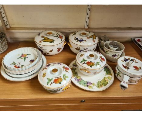 Royal Worcester Evesham dinner, table and cookwares, 15 pieces.