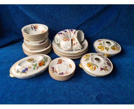 Royal Worcester Evesham dinner and tea set comprising 6 dinner, side and tea plates, 6 cups and saucers, 6 bowls, 3 lidded ve