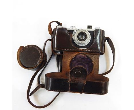 Leica I Model C, circa 1930, serial number 25883, with leather case and lens attachment in separate leather pouch 