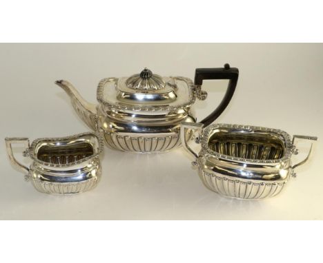 A silver three piece tea service, Sheffield 1923, 30oz 31.3ozt gross weight