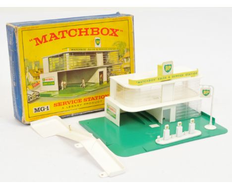 Matchbox Accessory Pack MG1 "BP" Matchbox sales &amp; Service Station - Plastic Made Garage - Green Base with white buildings