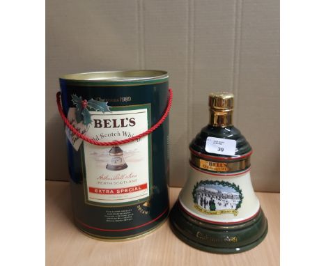 75cl Bells Christmas 1989 blended Scotch Whisky decanter, with gift tin