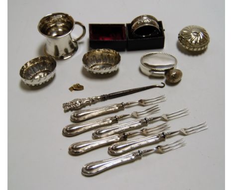 A small collection of miscellaneous silver items to include silver christening mug, Edwardian pocket snuff box, open salts, l