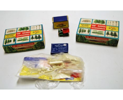 A small collection of miscellaneous items to include; 00 gauge accessories, poplar tree kit, alder tree kit, Airfix 00 gauge 