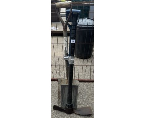 A quantity of garden tools