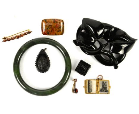 Mixed group of jewellery, including a Victorian set with moss agate brooch, mounted in 15ct, 3 x 2cm, pin and clasp fitting, 