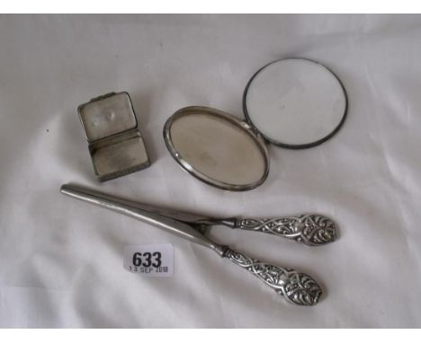 Circular compact, snuffbox and glove stretchers    