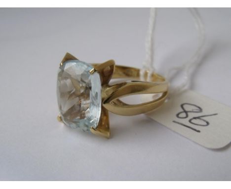 18ct gold mounted cushion shaped Aquamarine ring  approx size K  5.7g inc       