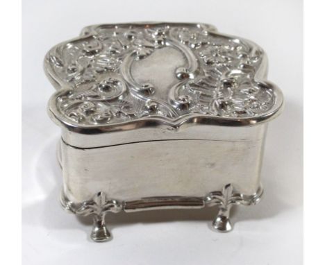 An Edward VII silver trinket boxWith hinged embossed lid with floral detailing, raised on four feet, Birmingham, 1902, length