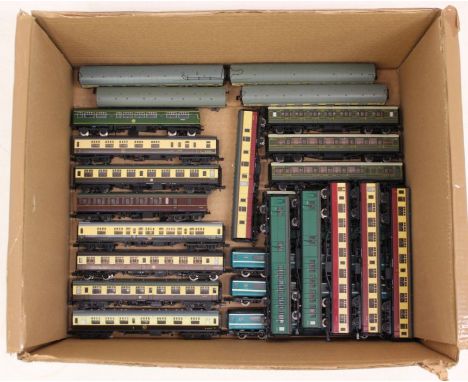 N Gauge: A collection of assorted unboxed, N Gauge coaches. To include Trix, Bachmann, Graham Farish and Dapol examples. Some