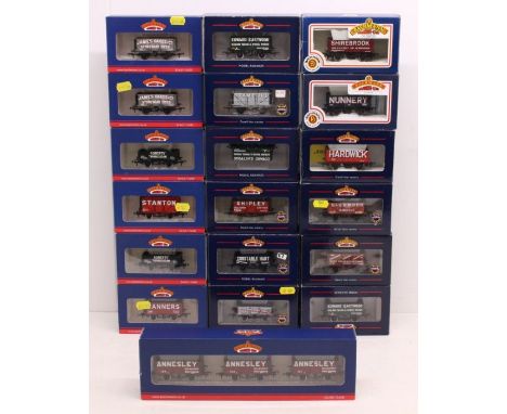 Bachmann: A collection of assorted boxed Bachmann, OO Gauge rolling stock to comprise: 37-081X, 37-206A, 37-037, 37-100, 33-1