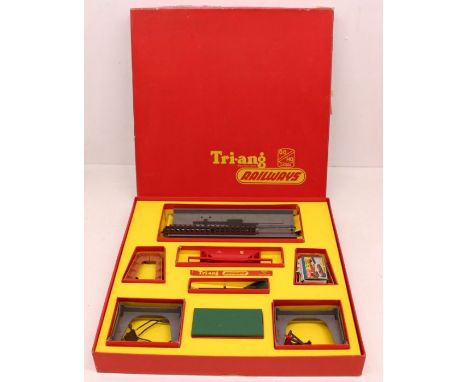 Triang: A collection of boxed and unboxed, Triang Railways, OO Gauge model railway, to include: Dock Shunter R253, Operating 