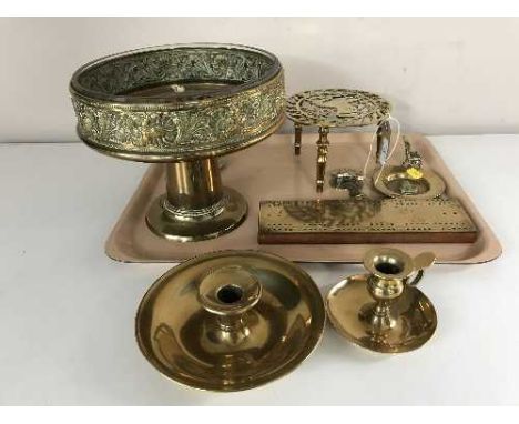 A tray of assorted brass ware - embossed comport, trivet, cribbage board etc 